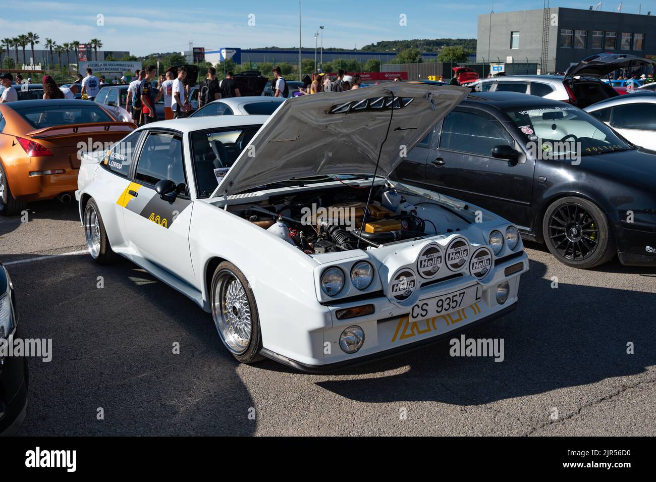 Ein klassischer Rallyewagen Opel Manta B2 400 mit offener Motorhaube auf der Straße Stockfoto