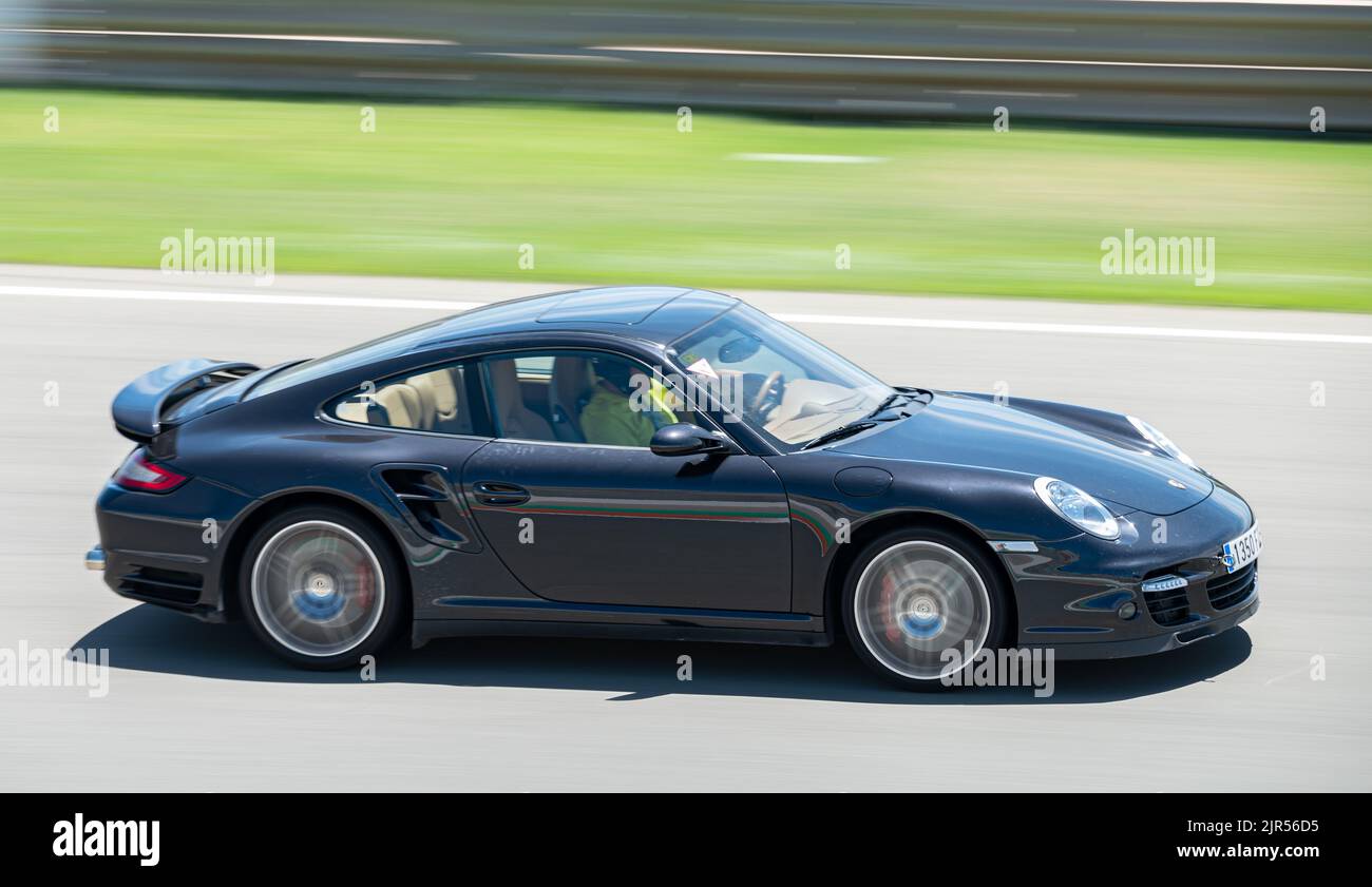 Ein dunkelblauer Porsche 911 996, der auf der Rennstrecke unterwegs ist Stockfoto