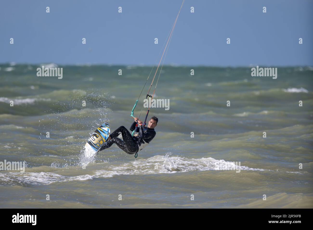Kite Surfeur dans la houle sur la Plage d'Onival, mer formée et vent en baie de Somme. Stockfoto