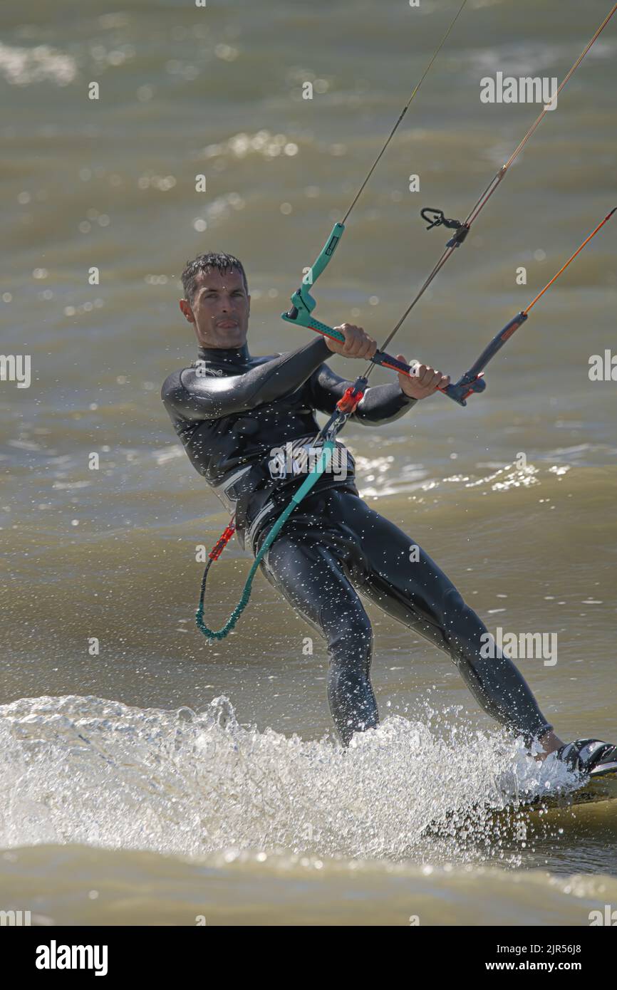 Kite Surfeur dans la houle sur la Plage d'Onival, mer formée et vent en baie de Somme. Stockfoto