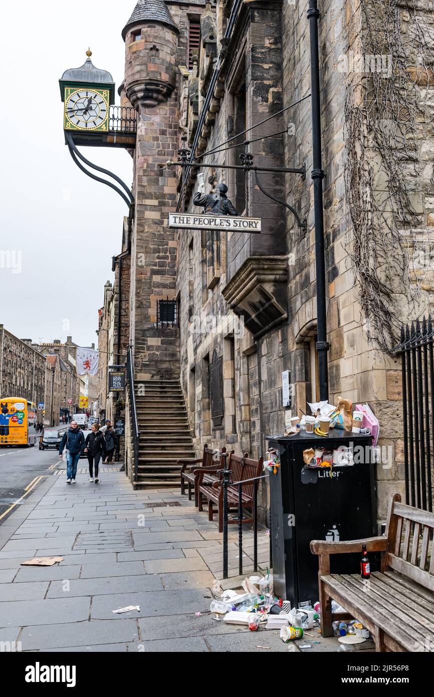 Edinburgh, Schottland, Großbritannien, 22.. August 2022. Müllsammler streiken: Abfall stapelt sich um Mülltonnen, die aufgrund des Streiks der Mülltonnen des rates nicht geleert werden. Im Bild: Ein Mülleimer auf der Royal Mile vor dem John Knox House, The People's Story. Kredit: Sally Anderson/Alamy Live Nachrichten Stockfoto