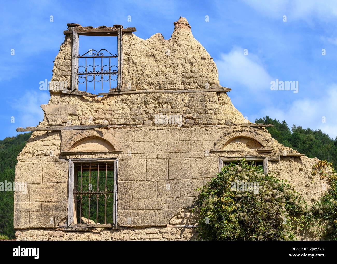 Ein zerstörtes Haus aus Lehmziegelbau in dem halb verlassenen Dorf Antartiko, Gemeinde Prespes, Florina, Mazedonien. Griechenland. Das Dorf Stockfoto