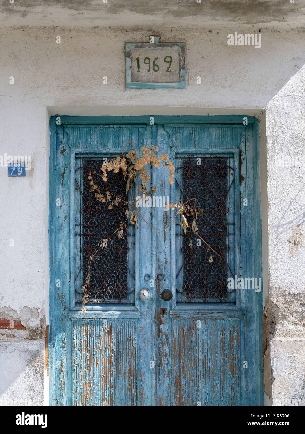Eingang mit Datum zu einem Haus in der, halb verlassen, Dorf von Antartiko, Gemeinde Prespes, Florina, Mazedonien. Griechenland. Das Dorf hat gelitten Stockfoto