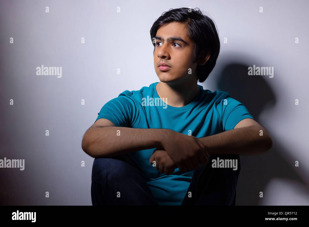 Porträt eines traurigen Jungen im Teenageralter, der einsam zu Hause sitzt Stockfoto