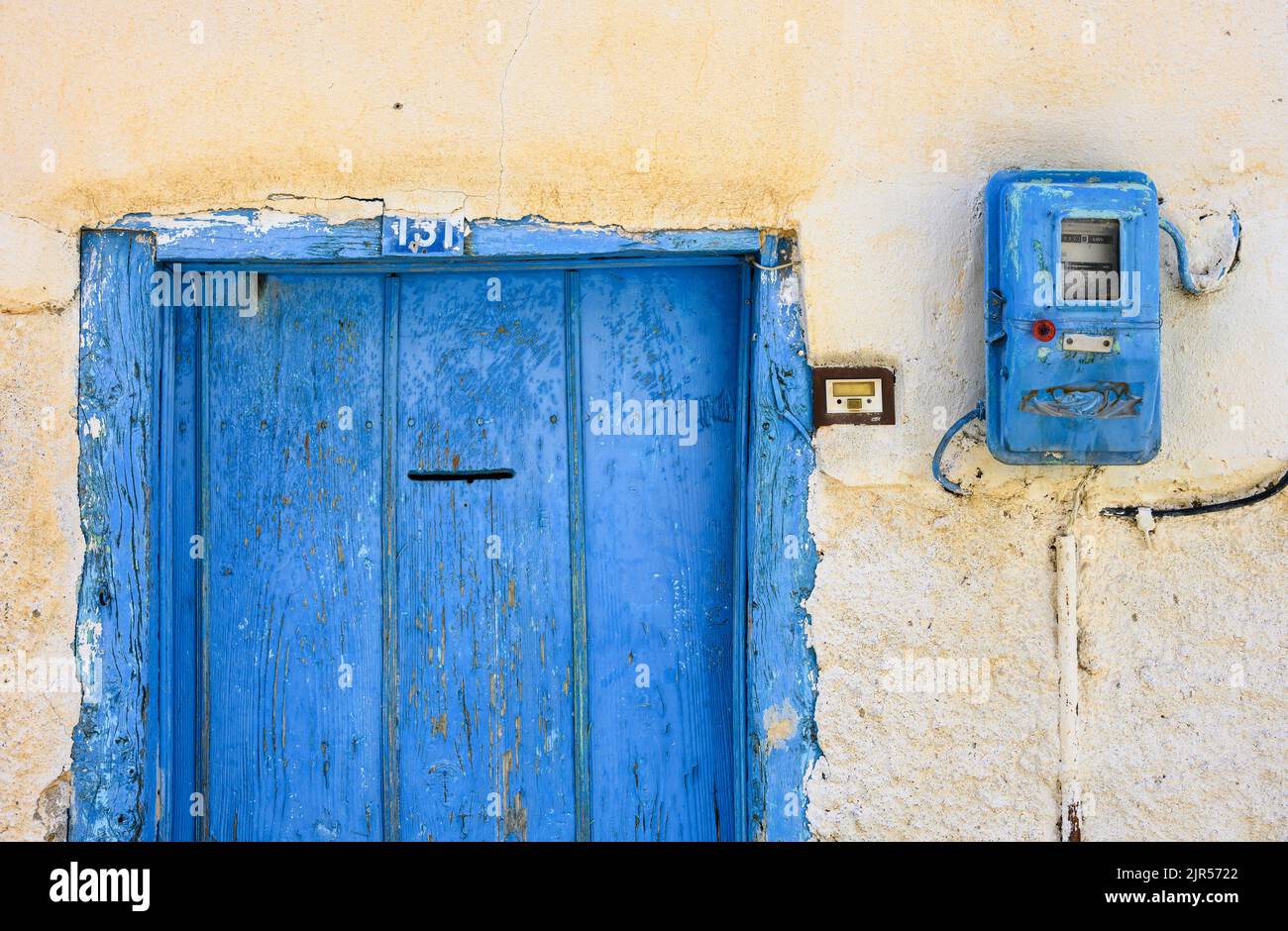 Tür- und Stromzähler zu einem Haus im halb verlassenen Dorf Antartiko, Gemeinde Prespes, Florina, Mazedonien. Griechenland. Das Dorf hat Stockfoto