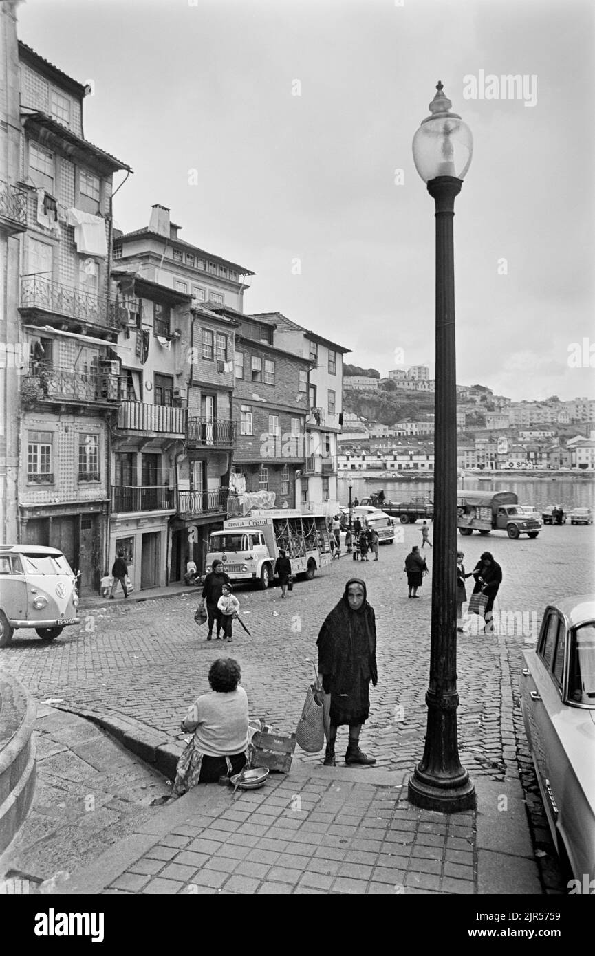 PORTUGAL - PORTO - 1970. Die Praça da Ribeira am Fluss Douro im Bezirk Ribeira von Porto, Nordportugal. Copyright-Foto: Von Peter Stockfoto