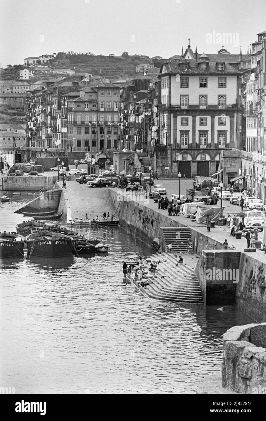 PORTUGAL - PORTO - 1970. Blick entlang der Cais da Ribeira und der Uferpromenade des Douro im Stadtteil Ribeira von Porto, Nordportugal. Copyr Stockfoto