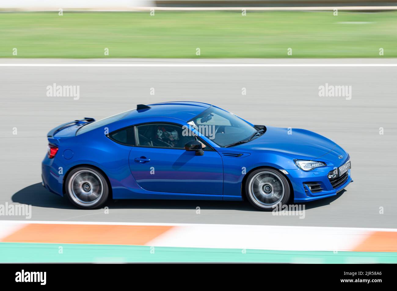 Ein Panning von blauem Subaru BRZ, der auf der Rennstrecke unterwegs ist Stockfoto