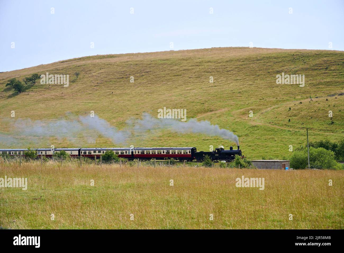 Dampfzug in den Hügeln, auf der Embsay Steam Railway, in der Nähe von Skipton, Yorkshire Dales, Nordengland, Großbritannien Stockfoto
