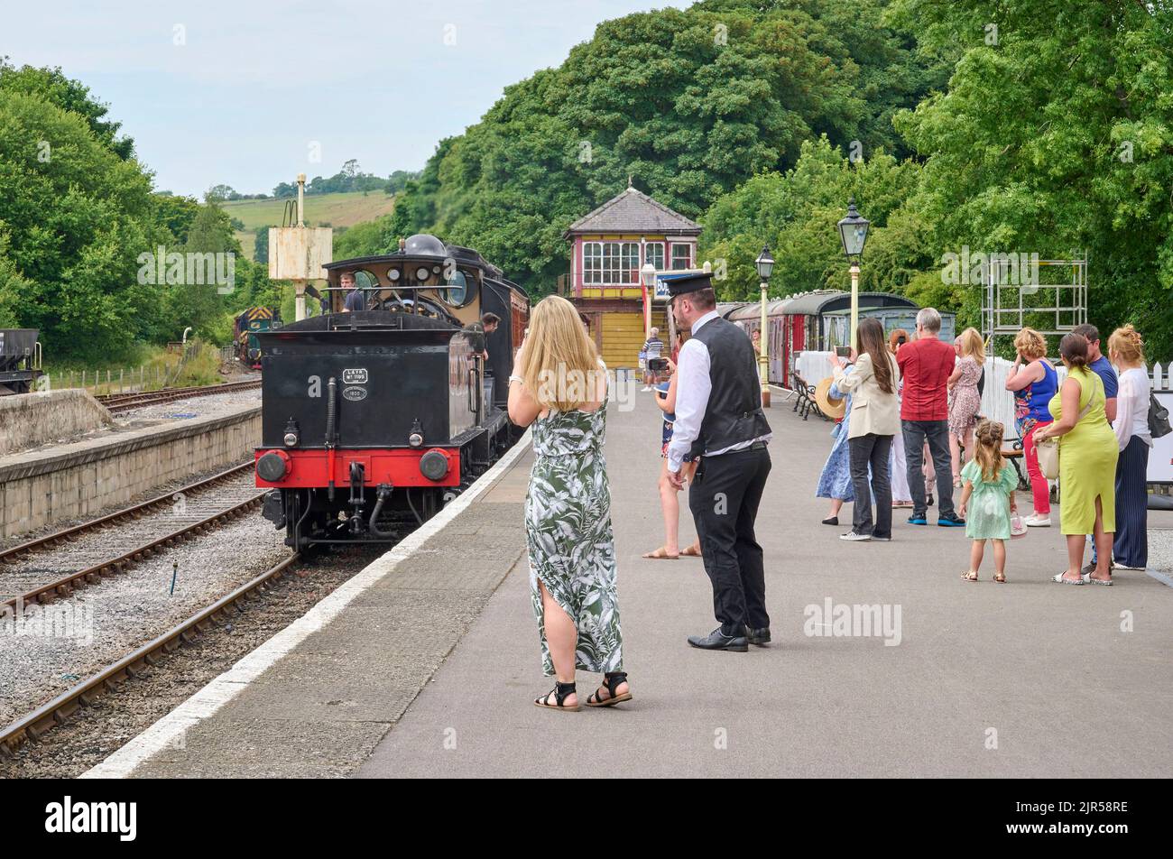 Menschen, die auf einen Dampfzug auf der Station Bolton Abbey warten, Embsay Steam Railway, in der Nähe von Skipton, Yorkshire Dales, Nordengland, VEREINIGTES KÖNIGREICH Stockfoto