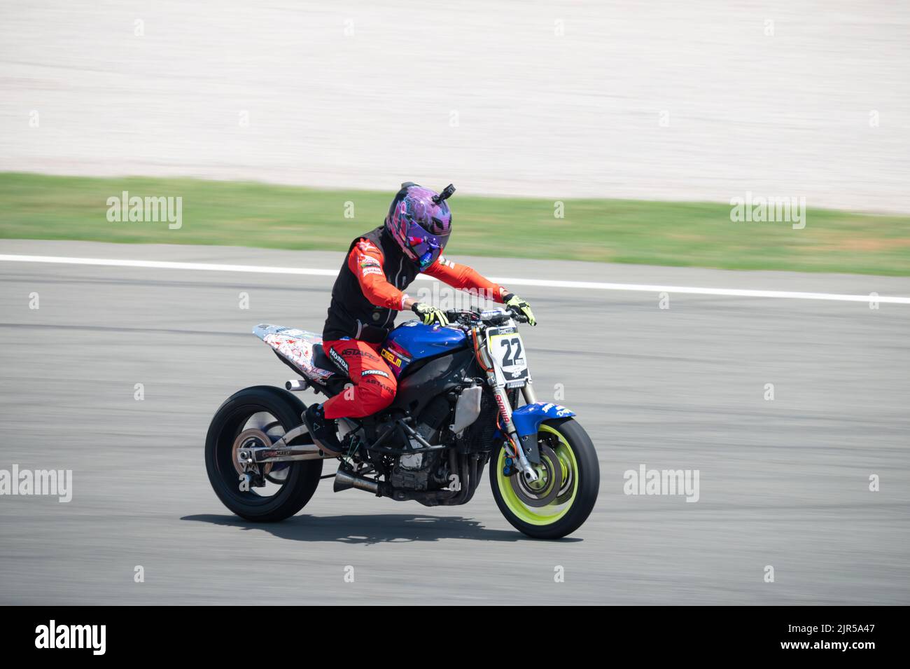 Ein Stuntman auf der Rennstrecke mit einem stark modifizierten Suzuki GSX-R Motorrad aus dem Jahr 600cc Stockfoto