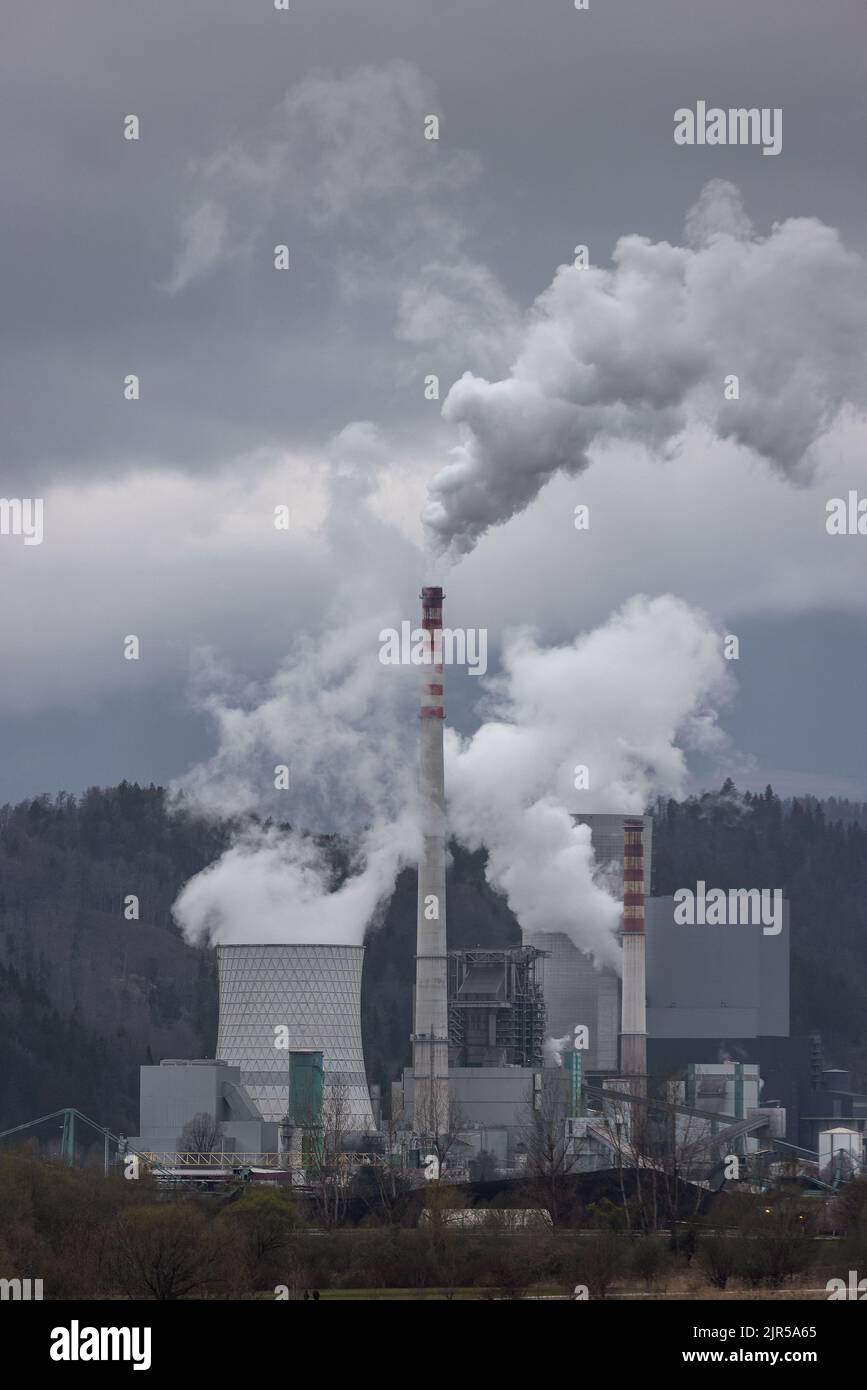 Luft- und Umweltverschmutzung durch Rauch und Smog aus einem Kohlekraftwerk. Konzept der globalen Erwärmung Stockfoto