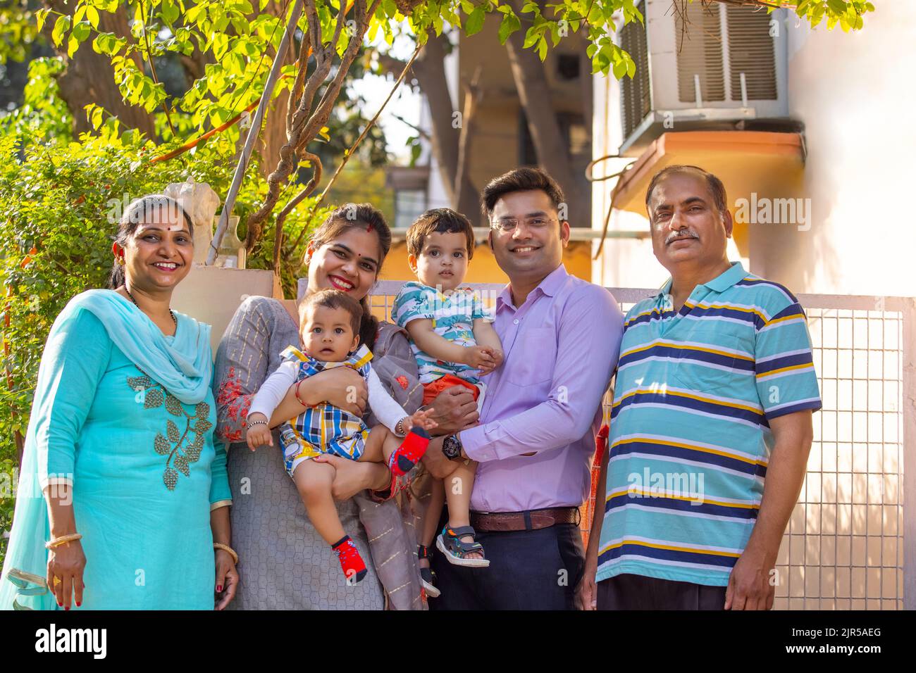 Gruppe von glücklichen Multi-Generation-Familie lächeln und stehen zusammen Stockfoto