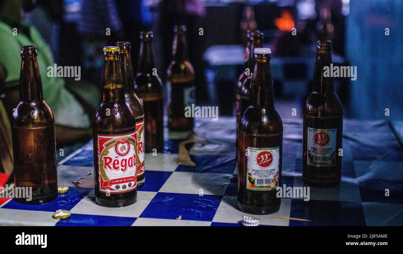 Bierflaschen, die von nigerianischen Fans während des in Kamerun ausgespielten Spiels zwischen Nigeria und Tunesien am 11. Januar 2022 für den African Cup of Nations 2021 in einem provisorischen Restaurant, das von einem nigerianer in einem Arbeiterviertel von Libreville geführt wird, konsumiert wurden. Bouteilles de biere consommées par Stockfoto