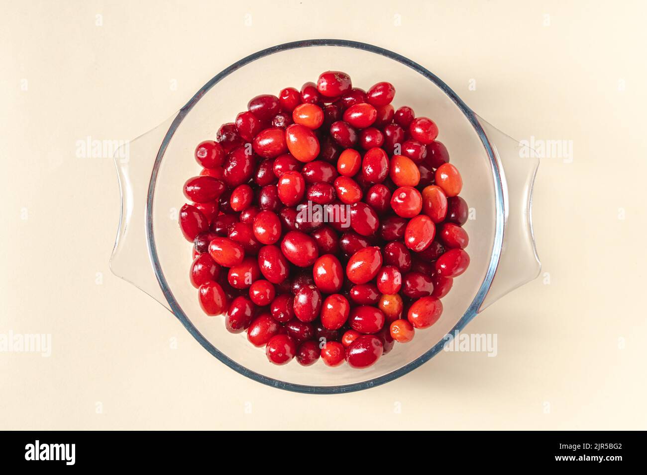 Frische Preiselbeeren in einer Glasschüssel. Gesunde Ernährung Konzept Stockfoto