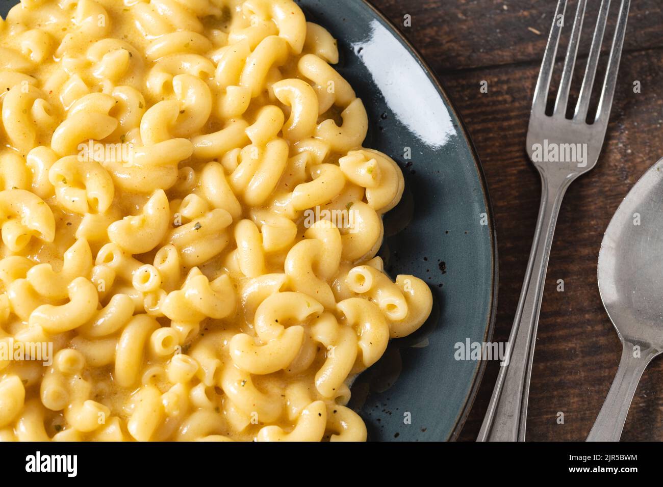 Köstlicher Mac n Käse oder Makkaroni und Käse auf einem schwarzen Porzellanteller Stockfoto