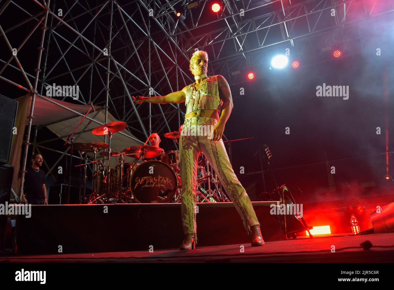Civitavecchia, Italien. 20. August 2022. Achille Lauro im Konzert von Achille Lauro Superstar - Electric Orchestra Tour bei der Civitavecchia Summer Festival Show am 20. August 2022 in Civitavecchia. (Foto: Roberto Bettacchi/Pacific Press) Quelle: Pacific Press Media Production Corp./Alamy Live News Stockfoto