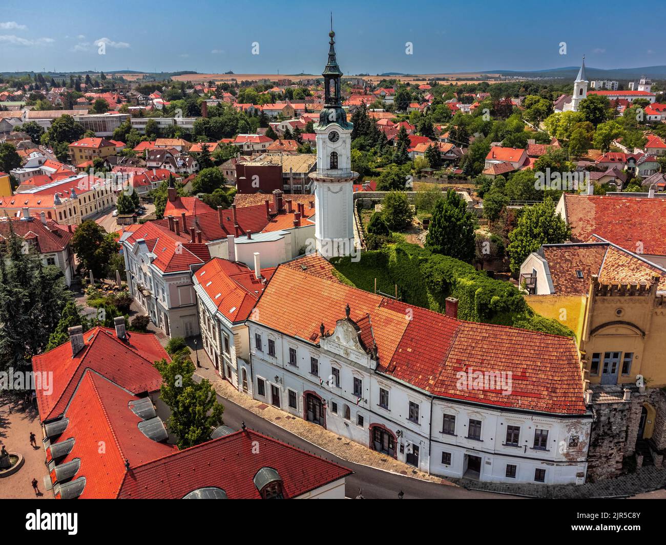Veszprem, Ungarn - Luftaufnahme des Burgviertels von Veszprem mit mittelalterlichen Gebäuden und Feuerwache Turm am Ovaros Platz auf einem hellen Sommer da Stockfoto