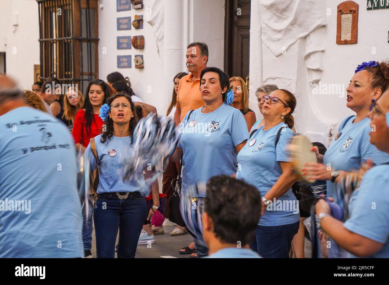 Gruppen spanischer Pastorales singen typische Weihnachtslieder, mit Zambomba-Instrumenten, als Ausnahme im Sommer. Mijas, Spanien. Stockfoto