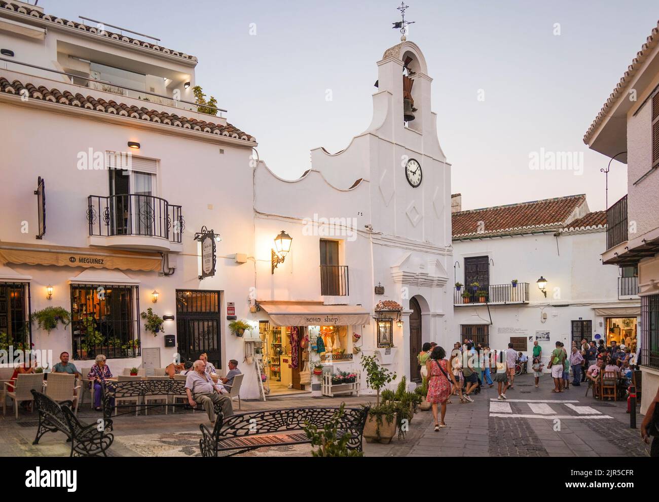 Geschäftigen Sommer mit Touristen in spanischen weißen Dorf am Abend, Mijas, Spanien. Stockfoto