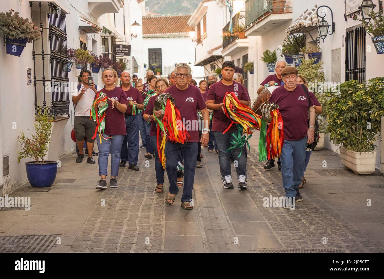 Gruppen spanischer Pastorales singen typische Weihnachtslieder, mit Zambomba-Instrumenten, als Ausnahme im Sommer. Mijas, Spanien. Stockfoto