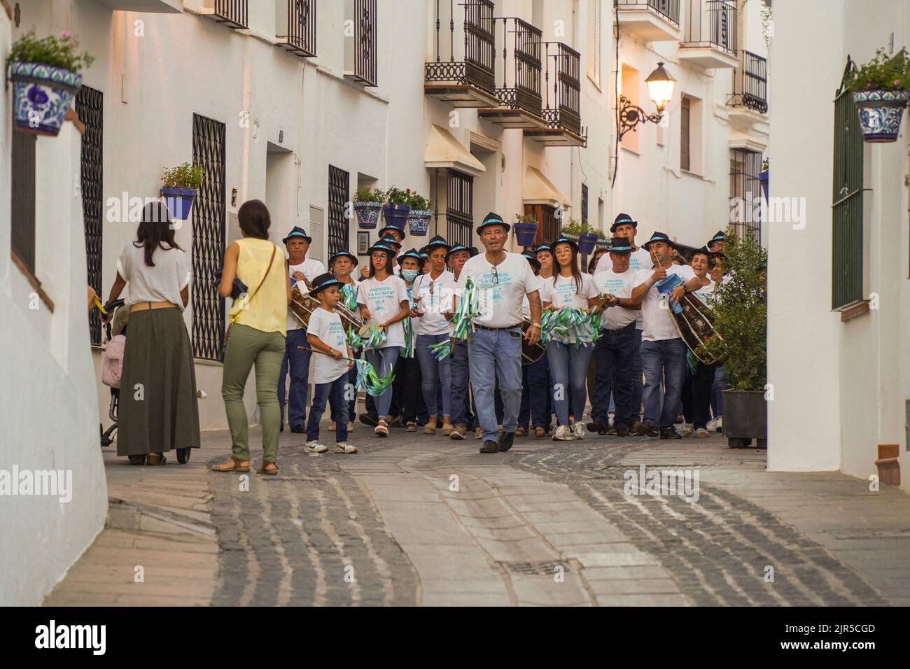 Gruppen spanischer Pastorales singen typische Weihnachtslieder, mit Zambomba-Instrumenten, als Ausnahme im Sommer. Mijas, Spanien. Stockfoto