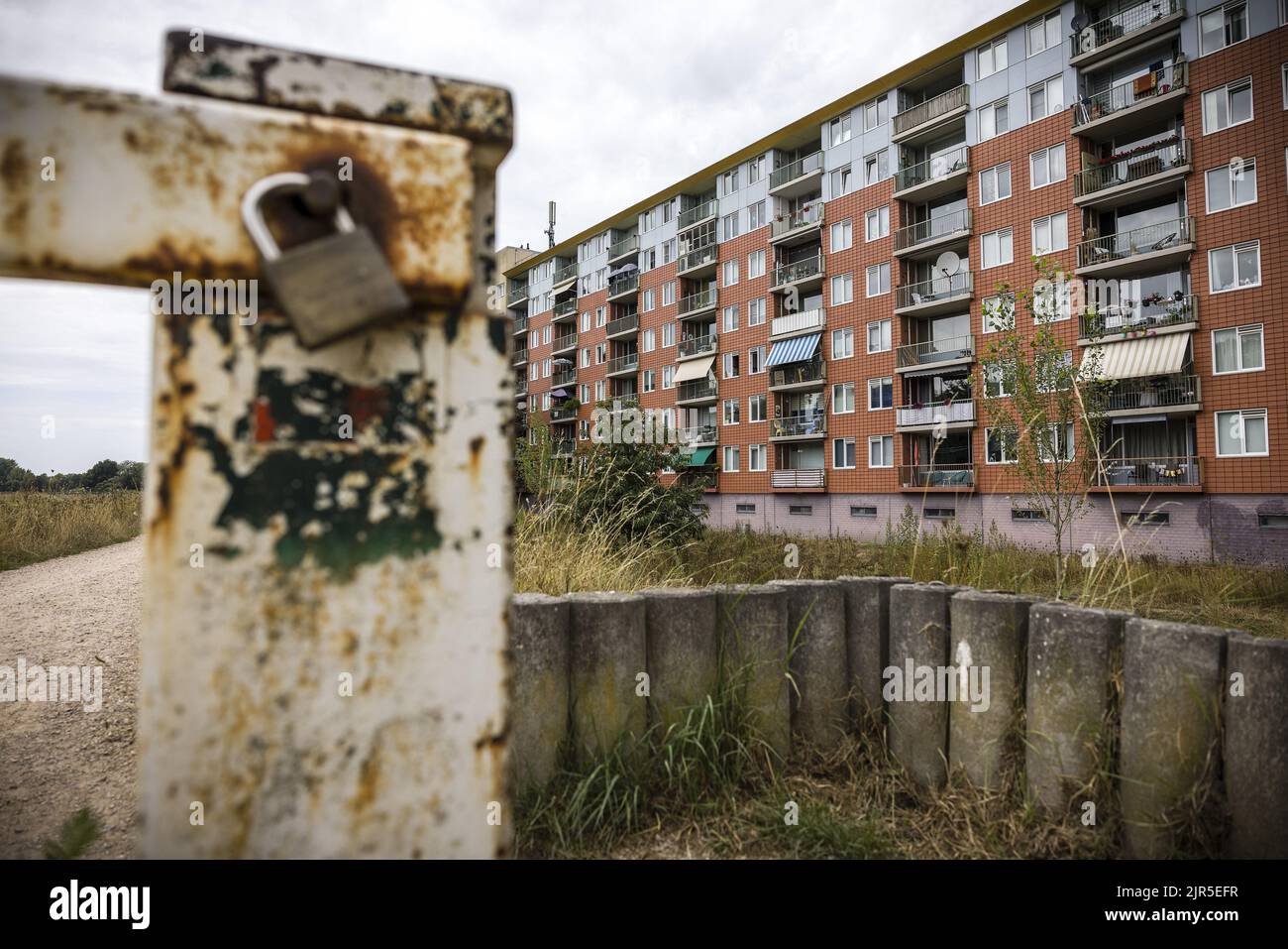 2022-08-22 13:59:31 ROSMALEN - das Appartementgebäude im Rosmalense Bezirk von Hintham, wo der Verdächtige Rob B. seine Frau in der Halle am Morgen des 10. April 2000 mit ihrem Halsschnitt fand. Die Staatsanwaltschaft hat beim Gericht in Arnheim einen Freispruch im Fall dieses sogenannten Rosmalense-Flachmordes beantragt. Nach Angaben des OM wurden die Beweise gegen den Verdächtigen Rob B. nicht vorgelegt. ANP ROB ENGELAAR niederlande aus - belgien aus Stockfoto