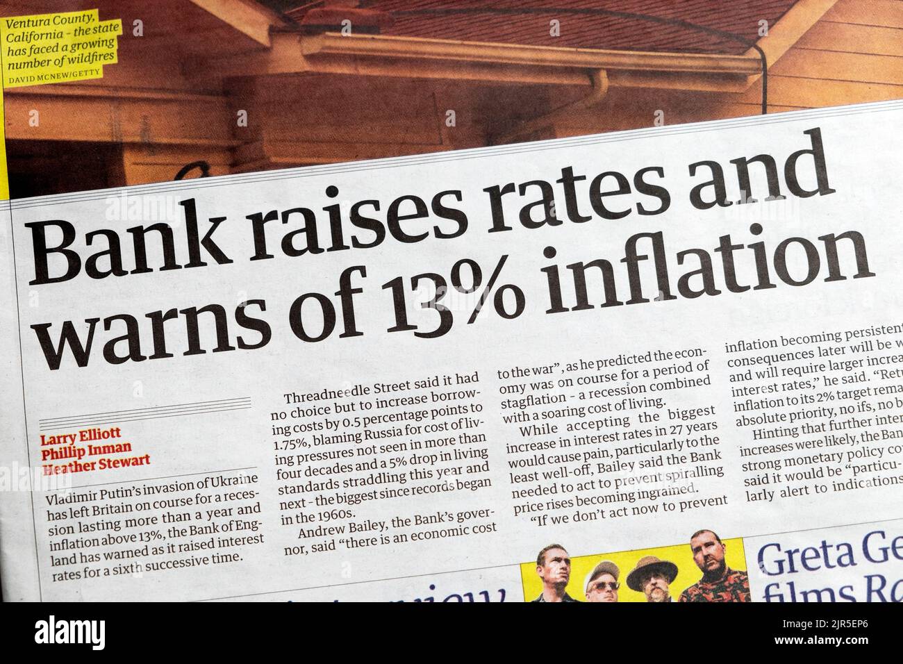 „Die Bank erhöht die Zinsen und warnt vor einer Inflation von 13 %“, titelt die Zeitung Guardian, Finanzartikel 5. August 2022 London England Großbritannien Stockfoto