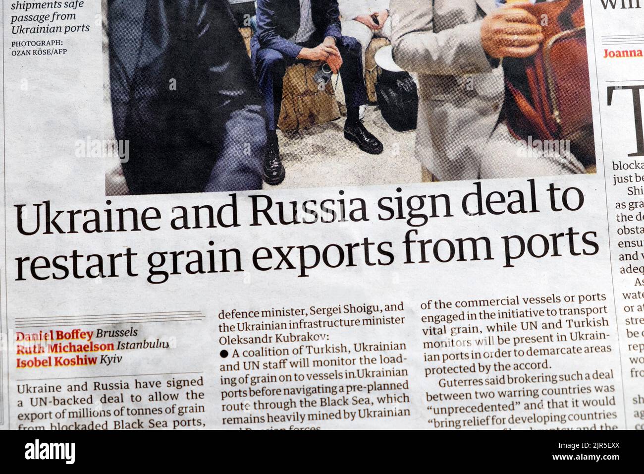 „Ukraine und Russland unterzeichnen Abkommen zur Wiederankurbeln der Getreideexporte aus Häfen“ Zeitung Guardian titelt Artikel zur Lebensmittelwirtschaftskrise 23. Juli 2022 London Großbritannien Stockfoto