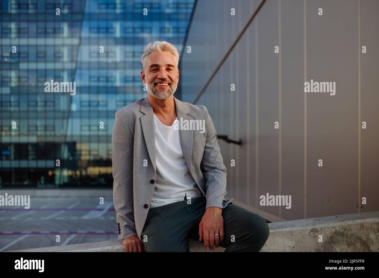Porträt von glücklich energisch reifen Geschäftsmann in der Stadt, Work-Life-Balance-Konzept. Stockfoto