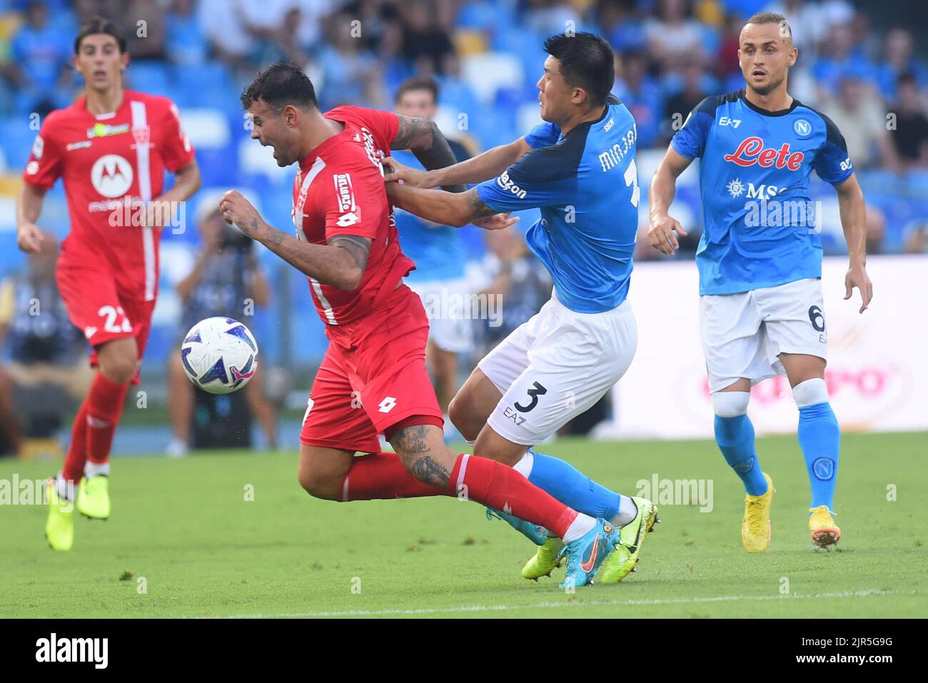 Neapel, Italien. 21. August 2022. Kim Min-Jae (SSC Napoli) und Andrea Petagna (AC Monza) konkurrieren um den Ball mit während der Serie A 2022/23 Spiel zwischen SSC Napoli und AC Monza Diego Armando Maradona Stadium in Neapel, Italien am 21. August 2022. (Foto: Agostino Gemito/Pacific Press/Sipa USA) Quelle: SIPA USA/Alamy Live News Stockfoto