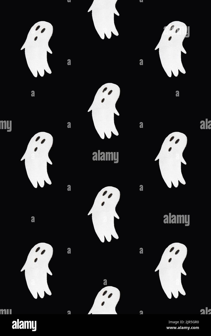 Horror-Muster aus Geistern auf schwarzem Hintergrund. Minimale gruselige Idee. Halloween oder Santa Muerte Konzept. Stockfoto