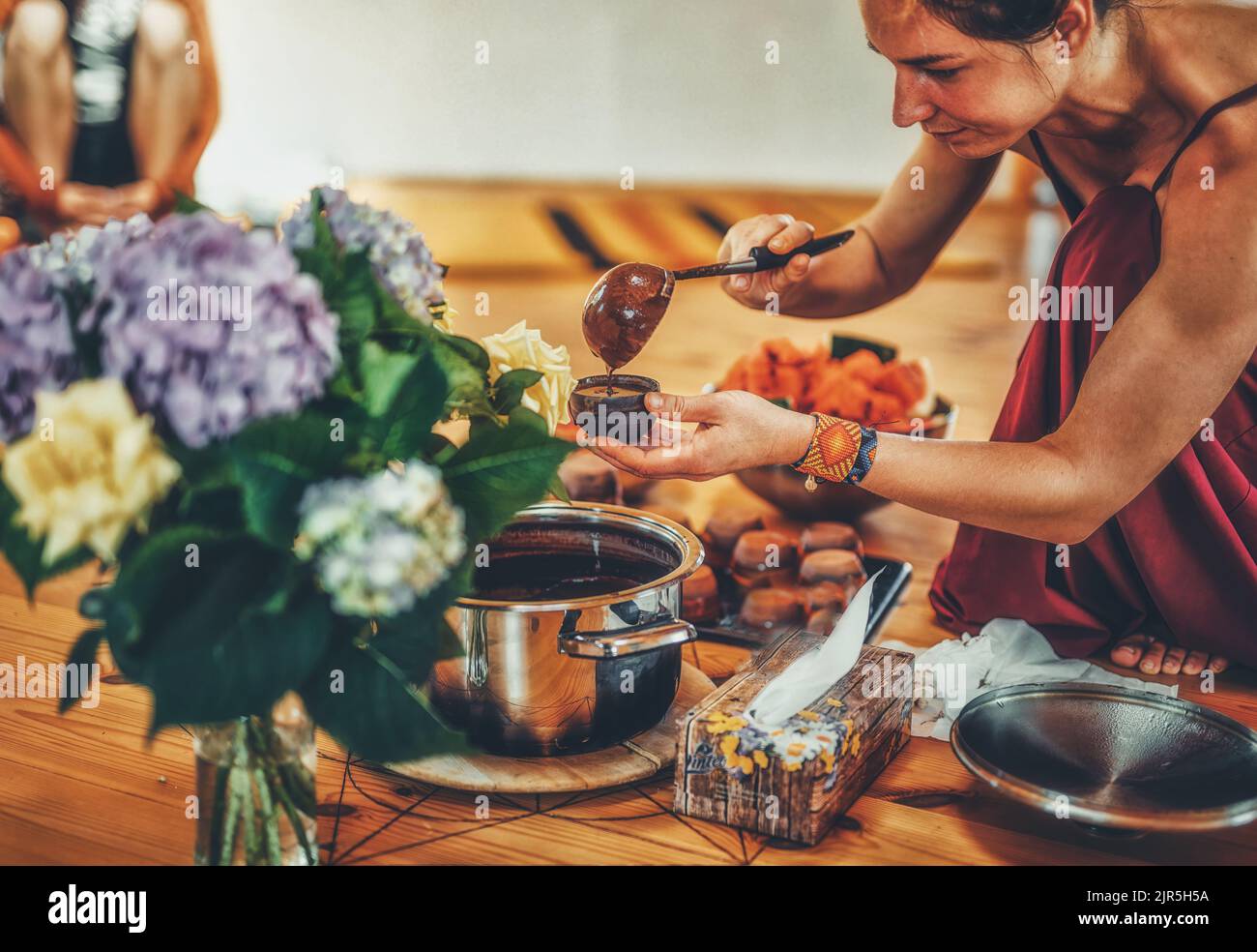 Kakaozeremonie, herzöffnende Medizin. Zeremonienraum. Stockfoto