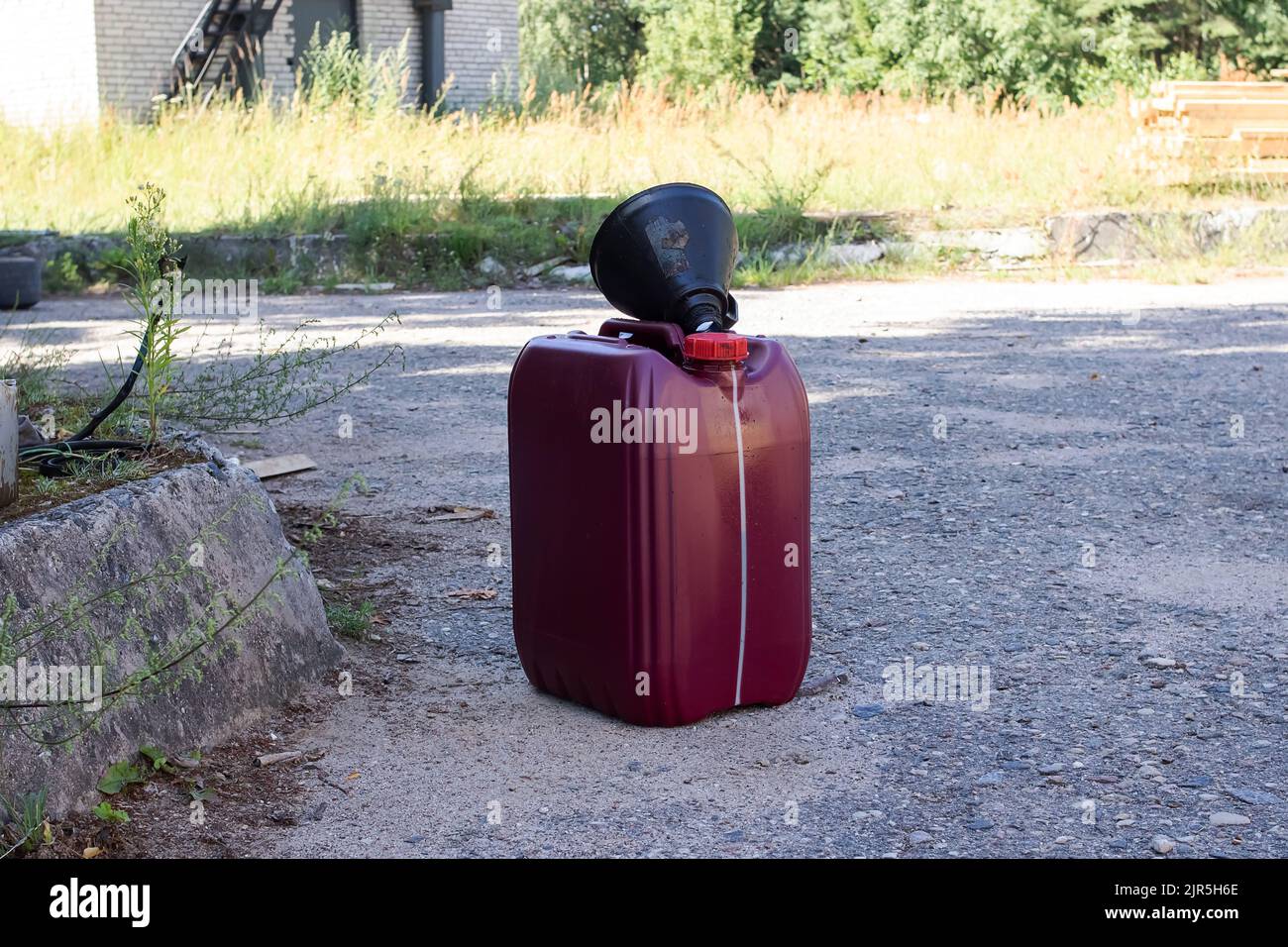 Großer roter Behälter mit Motoröl in Nahaufnahme Stockfoto