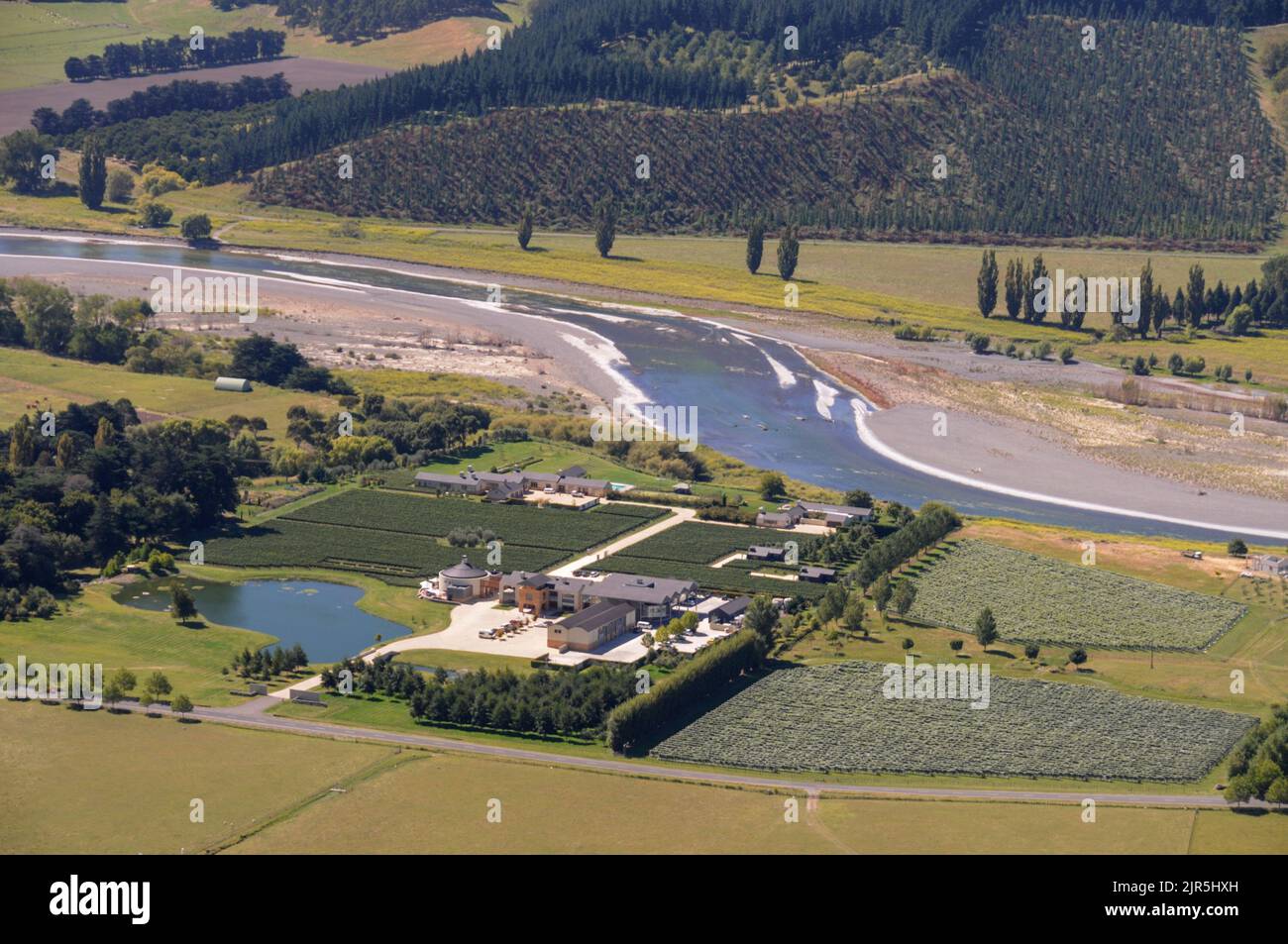 Craggy Range Winery ein familiengeführtes Weingut und der Tukituki-Fluss vom höchsten Aussichtspunkt auf dem Te Mata Peak in Hawkes Bay an der Ostküste von Nor Stockfoto