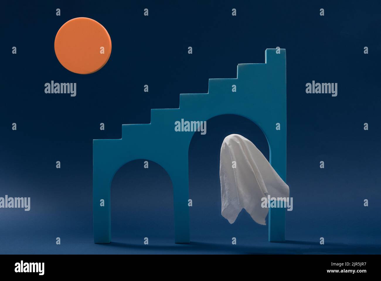 Ein Geist schwebt vor der Treppe im Licht des orangen Mondes auf blauem Hintergrund. Abstraktes minimales gruseliges Halloween-Konzept Stockfoto