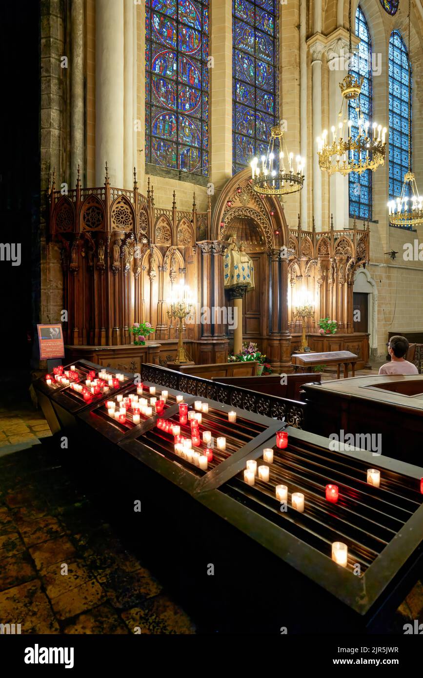 Chartres Frankreich. Die Kathedrale. Beten in einer Kapelle Stockfoto