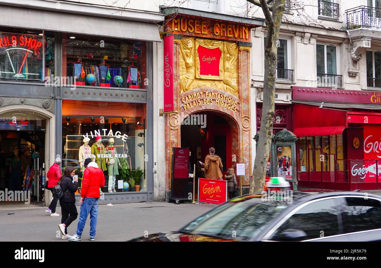 Menschen, die die barocke Fassade des Wachsmuseums Musée Grévin betreten, eines der ältesten Wachsmuseen Europas, die Grands Boulevards, Paris, Frankreich. Stockfoto