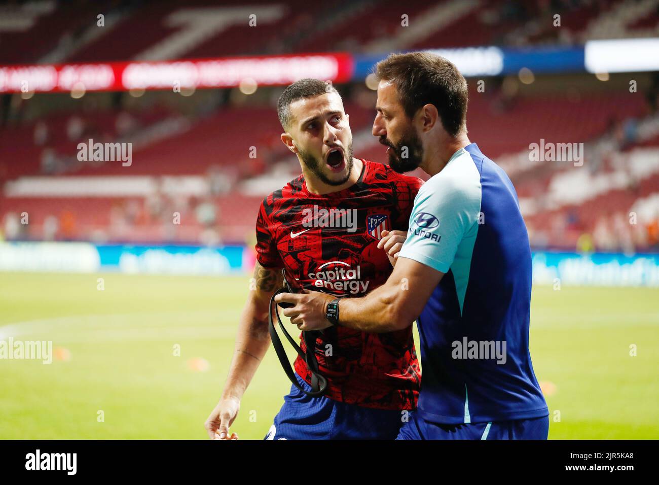 Madrid, Spanien - 21. August 2022, Mario Hermoso von Atletico de Madrid kämpft mit den Ultra-Fans von Atletico de Madrid nach dem spanischen Fußballspiel La Liga zwischen Atletico de Madrid und Villarreal CF am 21. August 2022 im Civitas Metropolitano Stadion in Madrid, Spanien - Foto: Oscar J. Barroso/DPPI/LiveMedia Stockfoto