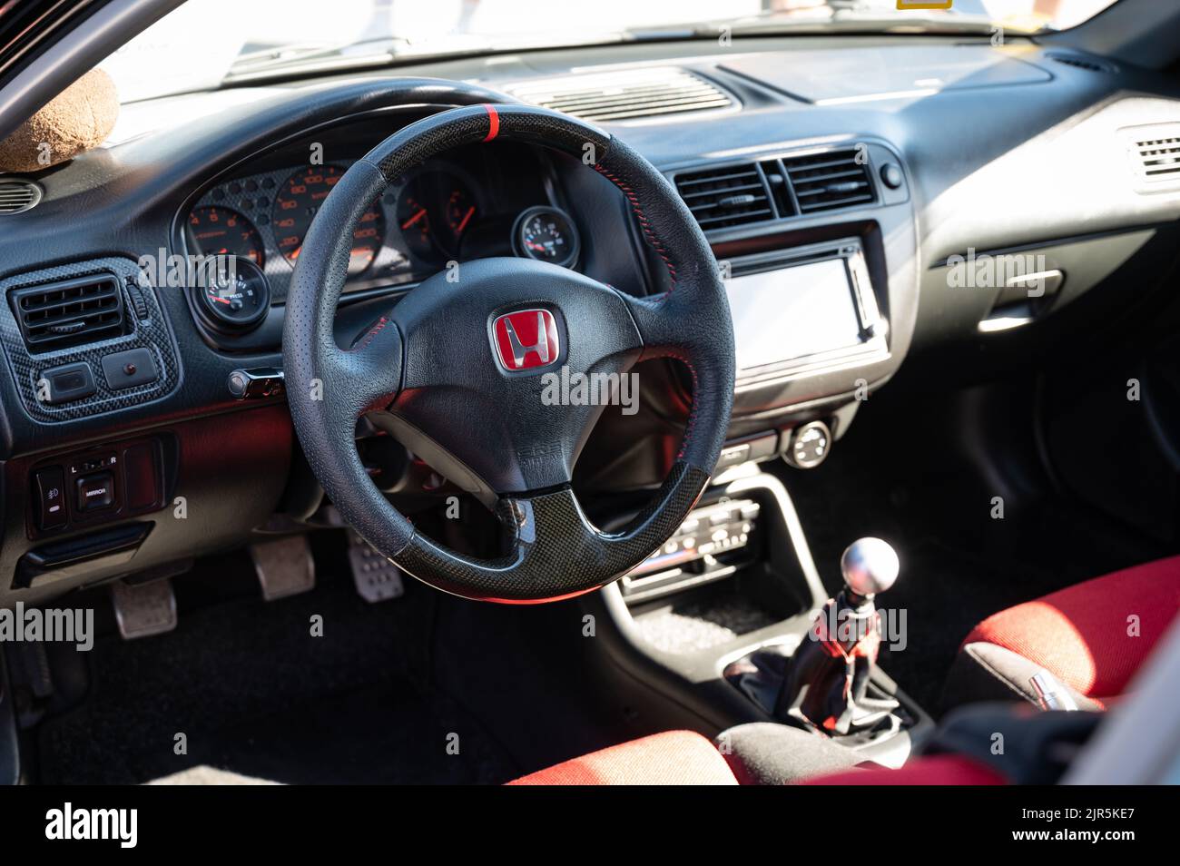 Der Innenraum des japanischen Sportwagens Honda Civic EK in Schwarz und Rot in der sechsten Generation Stockfoto