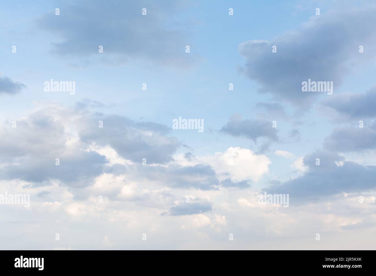 Blauer Himmel mit weißen und grauen Wolken Stockfoto