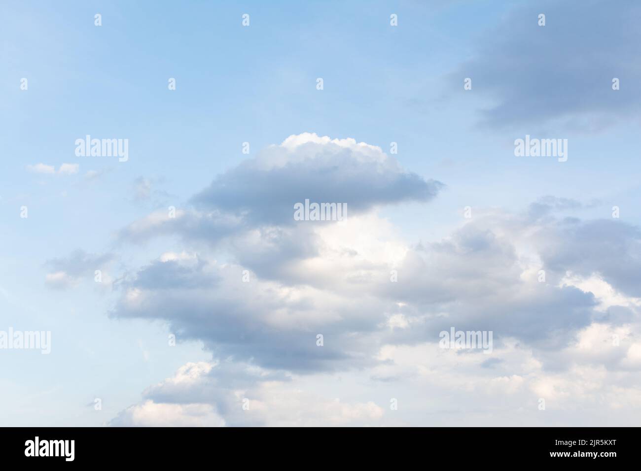 Blauer Himmel mit weißen und grauen Wolken Stockfoto