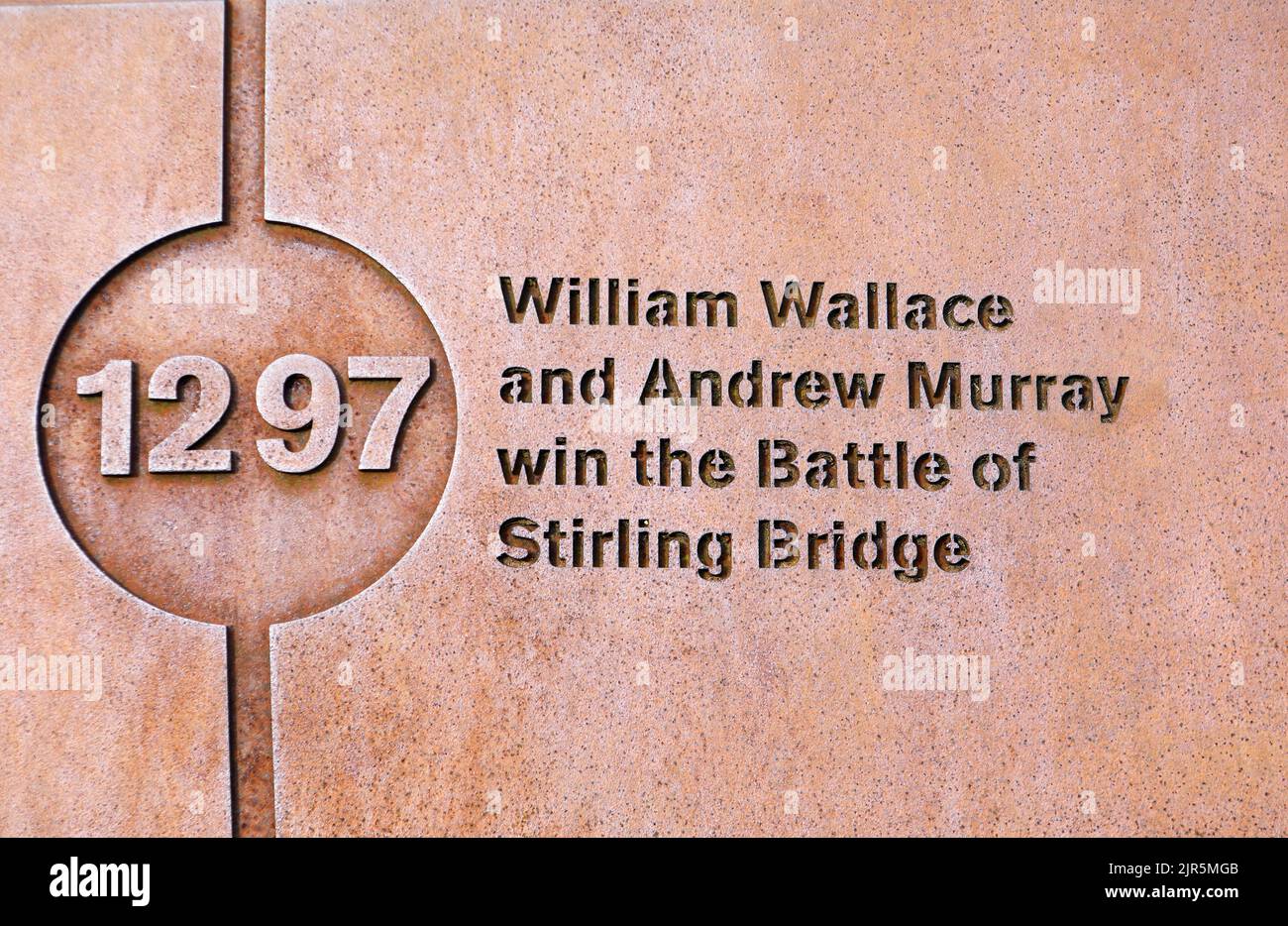 William Wallace und Andrew Murray gewinnen die Schlacht von Stirling Bridge. Teil einer Zeitlinie aus Kortex-Stahl an der Besucherattraktion Bannockburn. Stockfoto