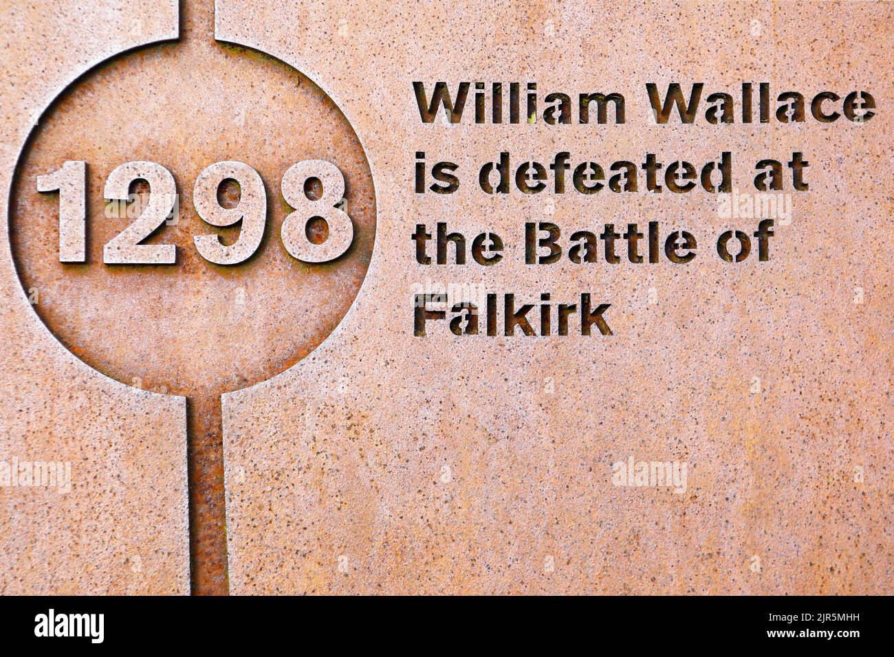 William Wallace wird 1298 in der Schlacht von Falkirk besiegt, die Teil einer Cortenstahl-Zeitleiste in Bannockburn in Stirling ist Stockfoto