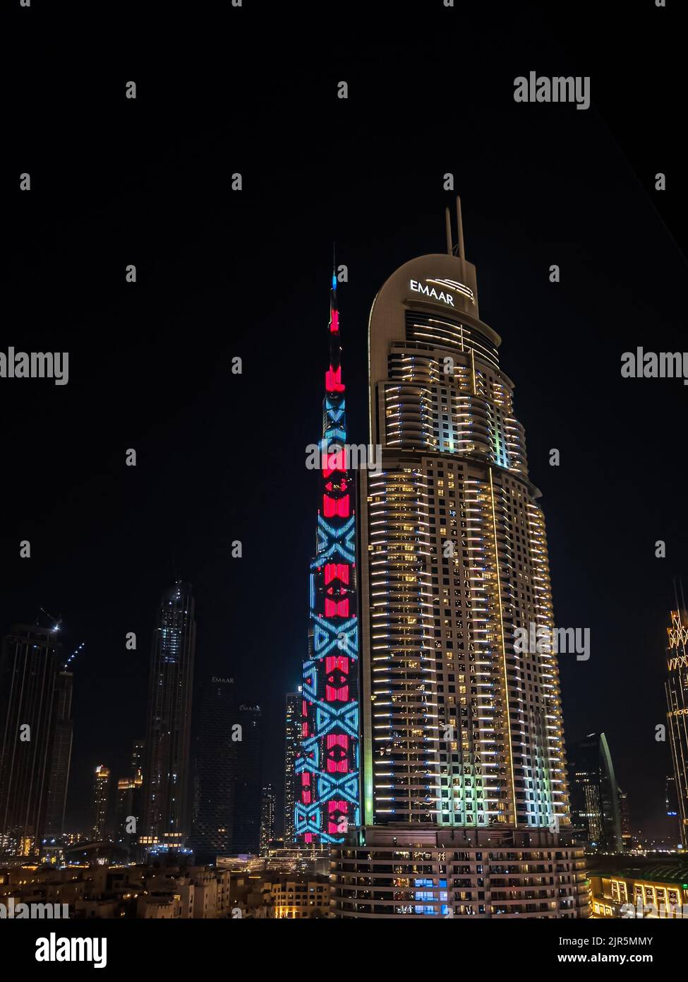 Burj Khalifa Gebäude in Dubai VAE wie bei Nacht gesehen Stockfoto