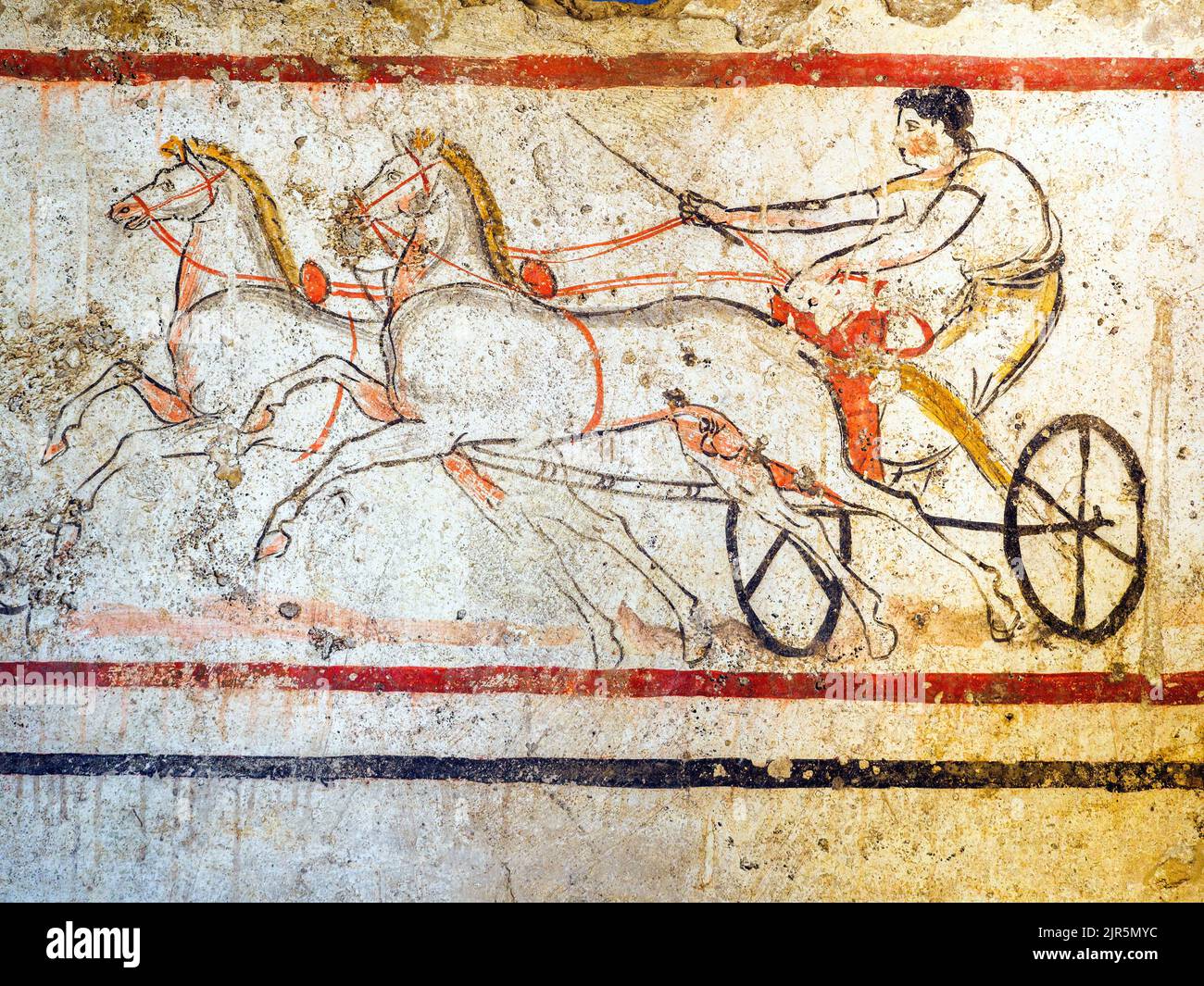 Fresko mit einem Duell und zwei Pferdewagen in der Rasse Andriuolo, Grab 53 - Ostplatte (350-330 v. Chr.) - Archäologisches Gebiet von ​​Paestum - Salerno, Italien Stockfoto