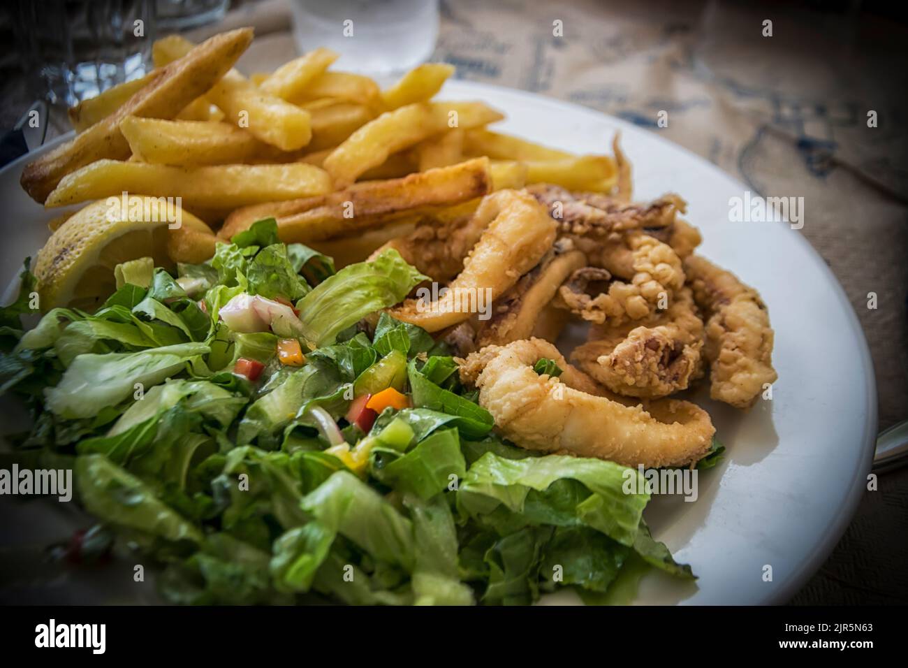 Ein Gericht aus gebratenem Calamari und grünem Salat Stockfoto