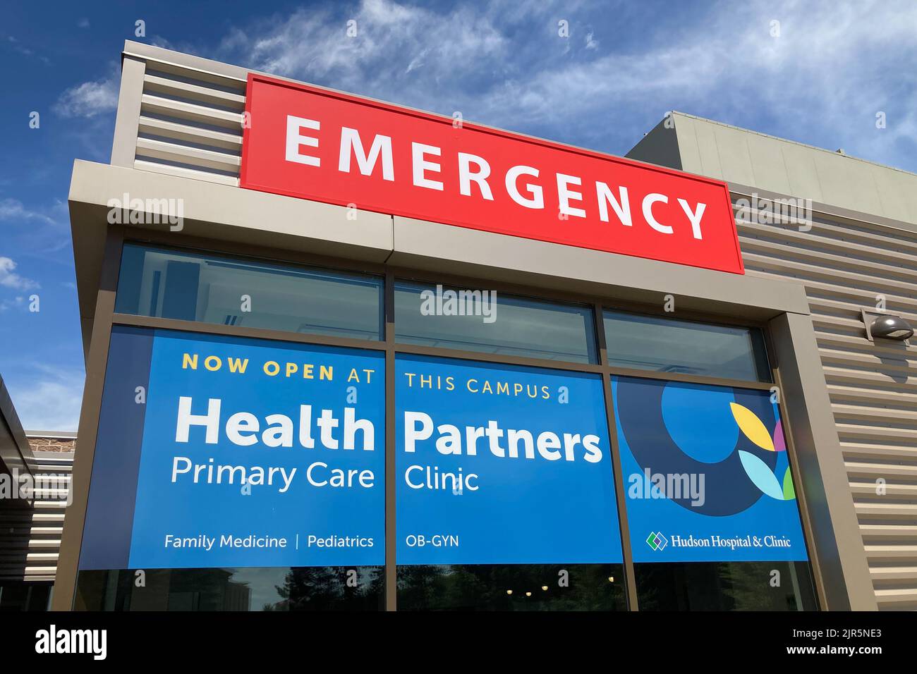 HUDSON, WI, USA - 14. JULI 2022: Eingang zur Notaufnahme des Hudson Hospital and Clinic und Markenlogo. Stockfoto