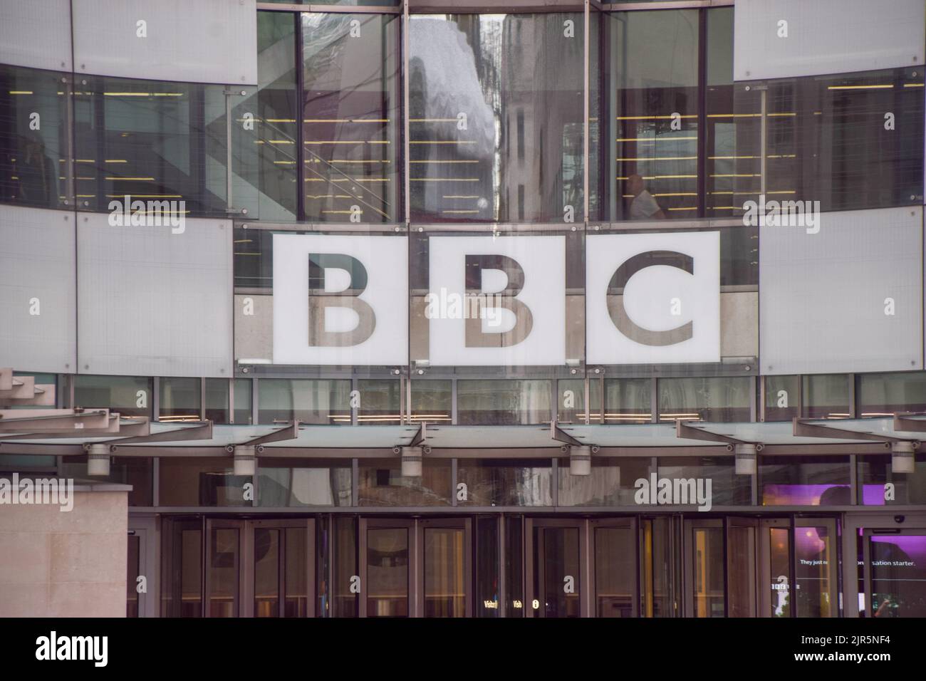 London, Großbritannien. 22.. August 2022. Außenansicht des Broadcasting House, der BBC-Zentrale im Zentrum von London. Der Guardian hat berichtet, dass BBC-Mitarbeiter einen Bericht veröffentlichen werden, der zeigt, dass der Plan, BBC News und BBC World News, ihren kommerziellen globalen Dienst, zusammenzuführen, negative Auswirkungen auf die Berichterstattung und die Zuschauerzahlen haben wird. Kredit: Vuk Valcic/Alamy Live Nachrichten Stockfoto