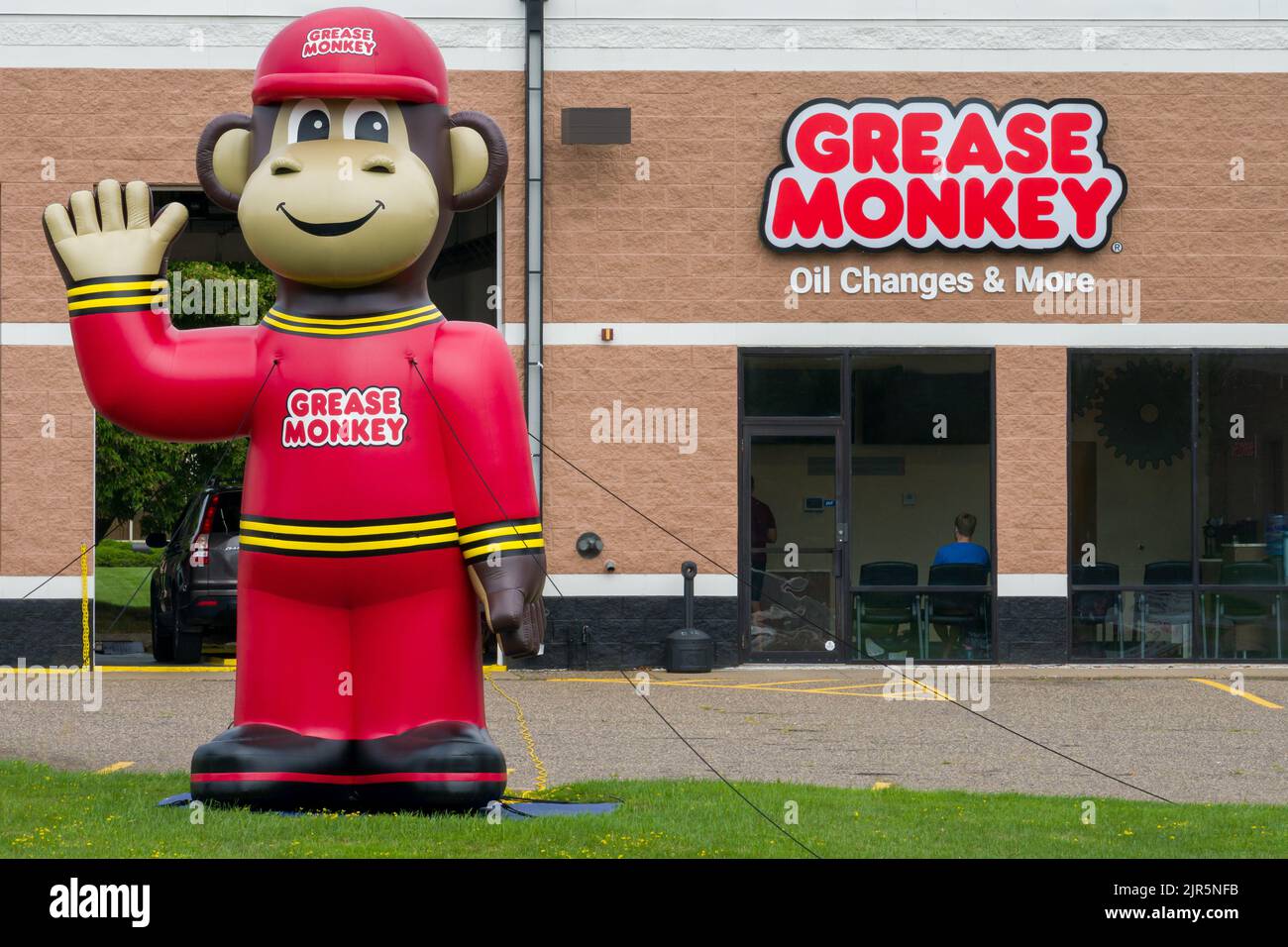 STILLWATER, MN, USA - 18. JUNI 2022 - Grease Monkey Kfz-Reparaturanlage außen und Markenlogo. Stockfoto